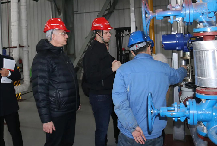 國外客戶參觀香蕉视频91鍋爐.jpg 國外(wài)客戶參觀方(fāng)快鍋爐.jpg